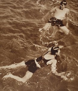 エドワード8世とケント公爵、リビエラで水泳、1933 作： English Photographer